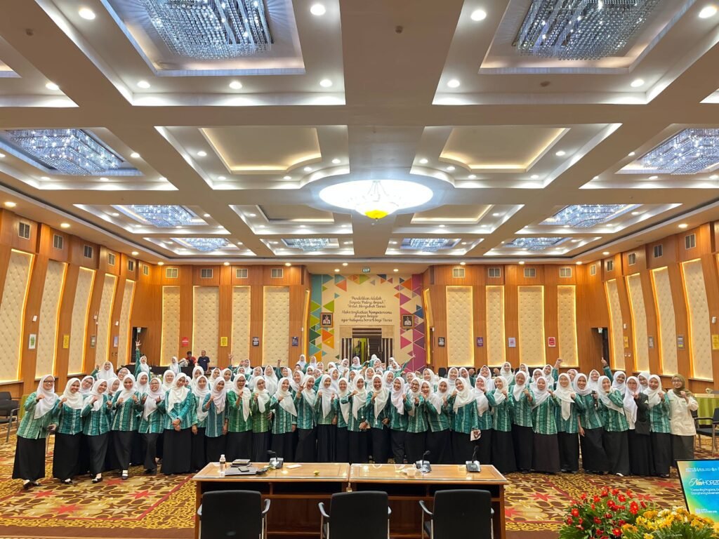 Kekompakan perwakilan dari 44 pimpinan cabang (PW) IPPNU se-Jawa Timur berfoto bersama dalam forummenuju kongres