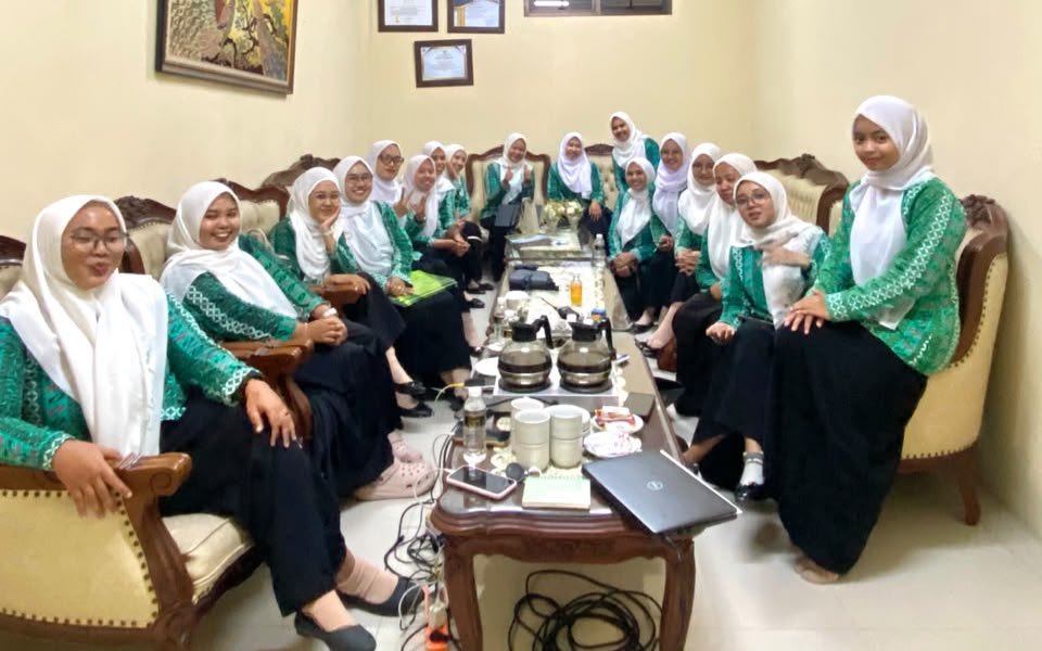 Para pengurus dan perwakilan kader putri berdiskusi hangat dalam rangkaian persiapan kegiatan strategis organisasi .