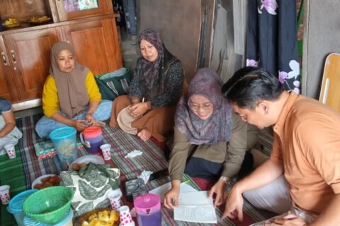 Diskusi Tim PkM di salah satu rumah warga