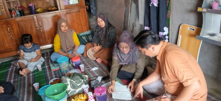 Diskusi Tim PkM di salah satu rumah warga