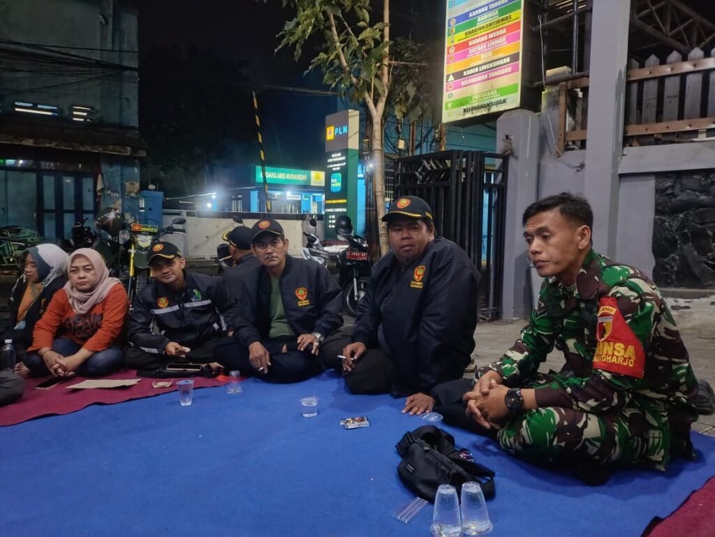 Babinsa Sukoharjo saat berdiskusi santai dengan anggota Satlinmas.