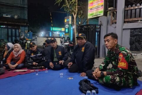 Babinsa Sukoharjo saat berdiskusi santai dengan anggota Satlinmas.