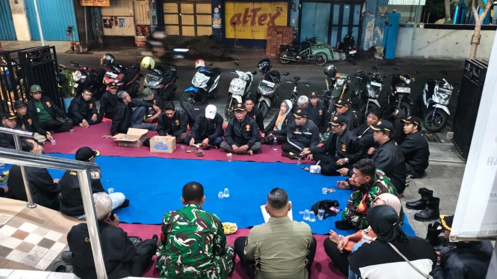 Suasana kebersamaan dan cangkrukan bersama warga guna memperkuat kamtibmas.