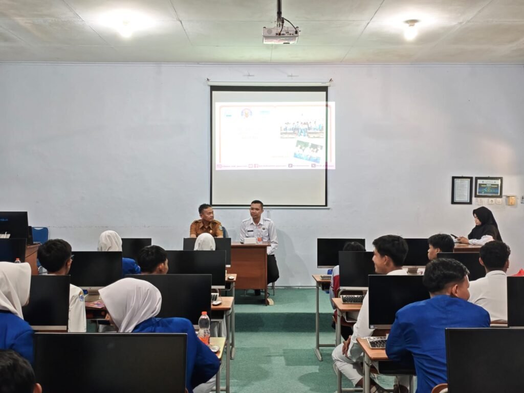 Edukasi bahaya narkoba sejak dini: Tim BNN Kabupaten Pasuruan saat memberikan materi dan berinteraksi langsung dengan pelajar SMAN 1 Purwosari.