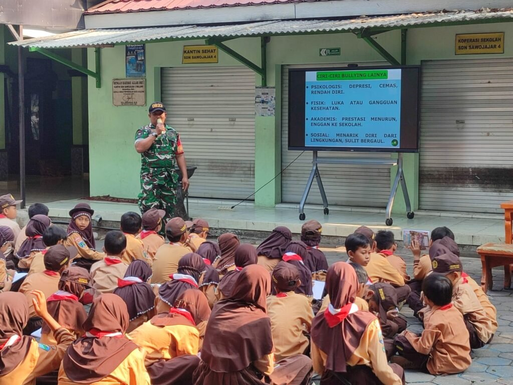 Babinsa Kelurahan Sawojajar Serma Sudiono memberikan pemaparan materi bahaya dan ciri-ciri bullying kepada para murid SDN Sawojajar 4 di Kota Malang, Kamis (01/10/2026).