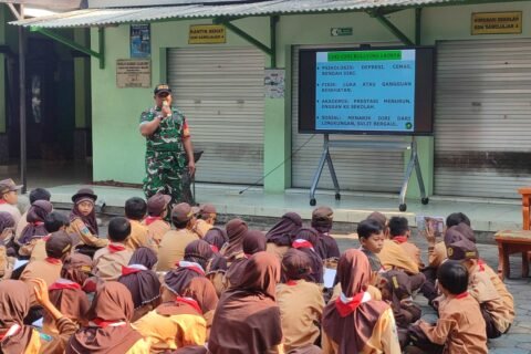 Babinsa Kelurahan Sawojajar Serma Sudiono memberikan pemaparan materi bahaya dan ciri-ciri bullying kepada para murid SDN Sawojajar 4 di Kota Malang, Kamis (01/10/2026).