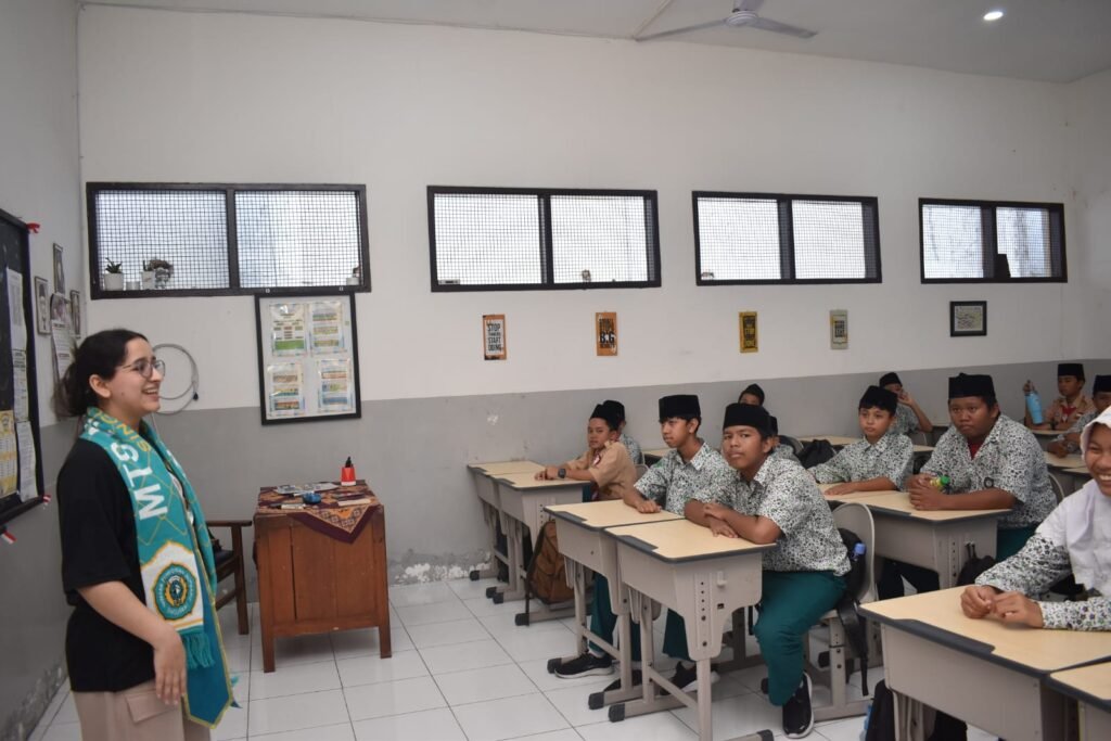 Pembelajaran interaktif yang mendalam, memperluas wawasan global serta memotivasi siswa untuk mengembangkan kemampuan bahasa asing dan apresiasi budaya lintas negara.