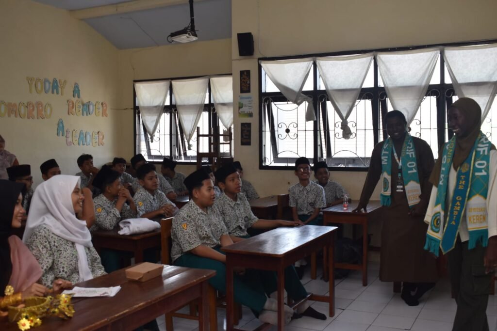 Keseruan dan antusiasme para siswa MTs Almaarif 01 Singosari saat berdiskusi dan berkenalan langsung dengan mahasiswa asing dalam program Classroom Session.