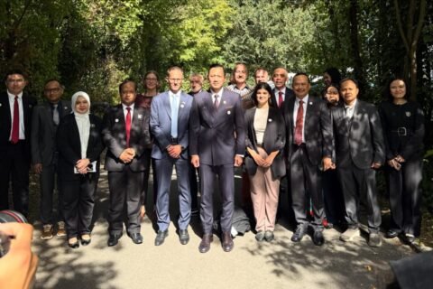 Menko Infrastruktur dan Pembangunan Kewilayahan RI Agus Harimurti Yudhoyono bersama Dekan FBiPK UB Prof. Mangku Purnomo dan delegasi saat meninjau pengelolaan air di kawasan Sungai Aare dan laboratorium EPFL, Swiss.