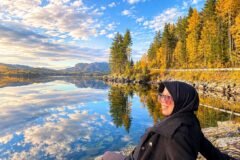 Santy sedang menikmati sunyi yang tenang dan jernihnya air Danau Follsjø, Notodden, Norwegia.