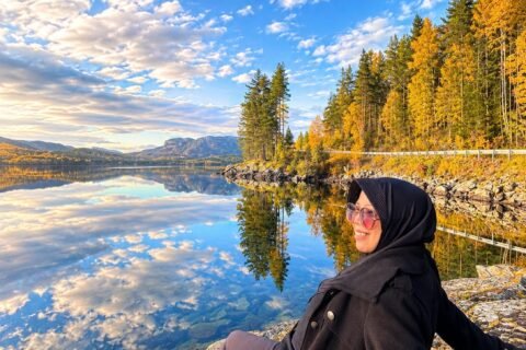Santy sedang menikmati sunyi yang tenang dan jernihnya air Danau Follsjø, Notodden, Norwegia.