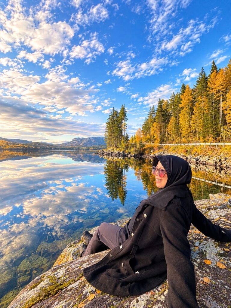 Santy sedang menikmati sunyi yang tenang dan jernihnya air Danau Follsjø, Notodden, Norwegia.