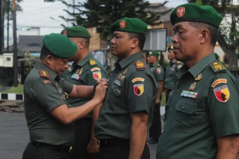 Momen Dandim Letkol Inf Dedy Azis melepas prajurit yang akan melanjutkan pengabdian di satuan baru