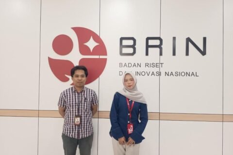 Dokumentasi Mahasiswa Bersama Pembimbing Lapangan BIN, Pardi Sampe Tola, Ph.D., di BRIN KST B.J. Habibie, Serpong