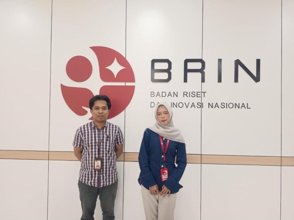 Dokumentasi Mahasiswa Bersama Pembimbing Lapangan BIN, Pardi Sampe Tola, Ph.D., di BRIN KST B.J. Habibie, Serpong