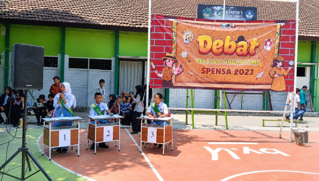 Suasana para kandidat saat memaparkan gagasan dan program kerja dalam forum debat tanpa adu argumen
