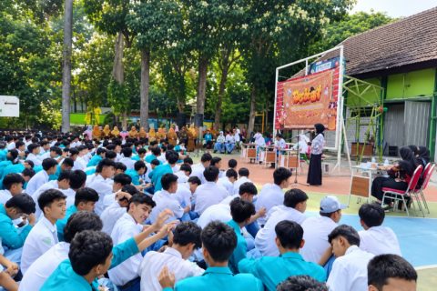 Ratusan siswa SMAN 6 Kota Malang memadati area lapangan sekolah untuk mengikuti jalannya debat terbuka calon Ketua OSIS dan MPK