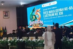 Dekan Fakultas Ushuluddin dan Studi Islam (FUSI) UIN Maliki Malang, Prof. Dr. Hj. Erfamiah Zuhriah, S.Ag., MHI., menyerahkan laporan kinerja dua bulan pertama fakultas pada Sidang Senat Terbuka Puncak Lustrum ke-13 dan Dies Natalis ke-65 UIN Maulana Malik Ibrahim Malang, Rabu (28/10/2026).