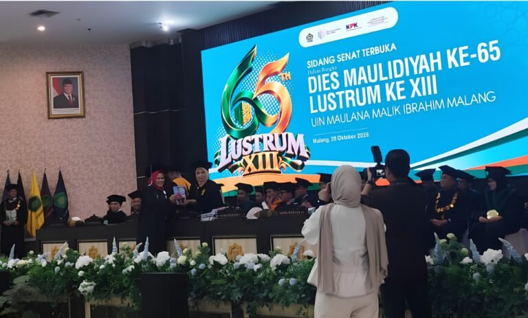 Dekan Fakultas Ushuluddin dan Studi Islam (FUSI) UIN Maliki Malang, Prof. Dr. Hj. Erfamiah Zuhriah, S.Ag., MHI., menyerahkan laporan kinerja dua bulan pertama fakultas pada Sidang Senat Terbuka Puncak Lustrum ke-13 dan Dies Natalis ke-65 UIN Maulana Malik Ibrahim Malang, Rabu (28/10/2026).