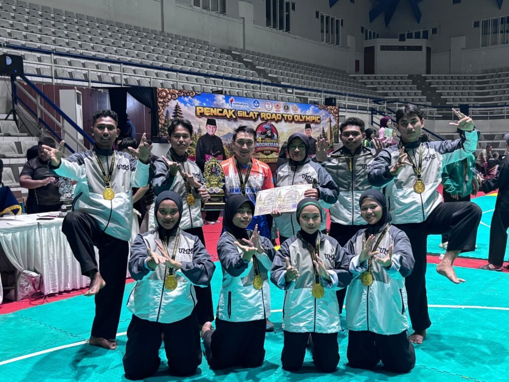 Delapan mahasiswa UMM peraih juara pertama berpose bangga bersama trofi dan medali di ajang 4th International Indonesia Open 2026 di Jakarta.