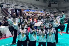 Delapan mahasiswa UMM peraih juara pertama berpose bangga bersama trofi dan medali di ajang 4th International Indonesia Open 2026 di Jakarta.