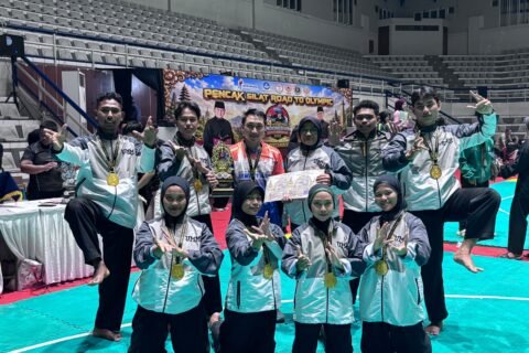 Delapan mahasiswa UMM peraih juara pertama berpose bangga bersama trofi dan medali di ajang 4th International Indonesia Open 2026 di Jakarta.