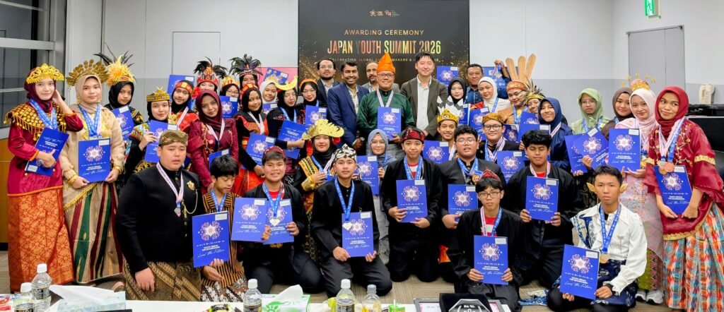 Suasana meriah pada sesi Awarding Ceremony Japan Youth Summit 2026 di Osaka, di mana para siswa MAN 2 Kota Malang sukses membawa pulang berbagai penghargaan internasional.