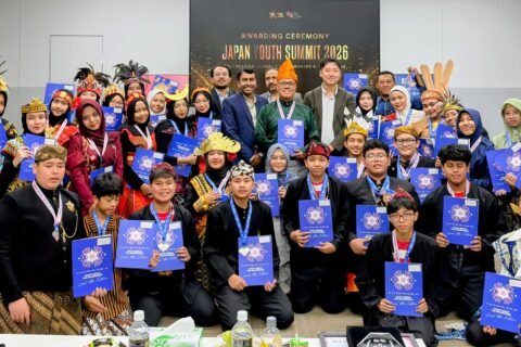 Suasana meriah pada sesi Awarding Ceremony Japan Youth Summit 2026 di Osaka, di mana para siswa MAN 2 Kota Malang sukses membawa pulang berbagai penghargaan internasional.