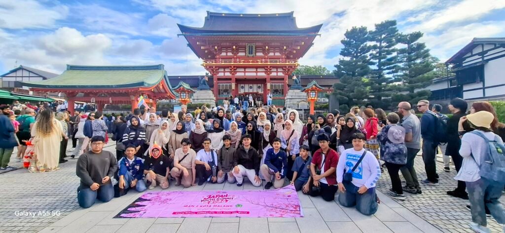 Potret kebersamaan delegasi MAN 2 Kota Malang saat membentangkan spanduk Japan Youth Summit (JYS) 2026 di salah satu kawasan ikonik di Osaka, Jepang.