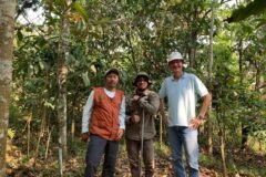 Dosen FBiTK Prof. Syahrul Kurniawan, SP., MP., Ph.D., dan Rizki Maulana Ishaq, SP., MP bersama dosen University of Goettingen,Prof. Dr. Edzo Veldkamp di hutan kopi