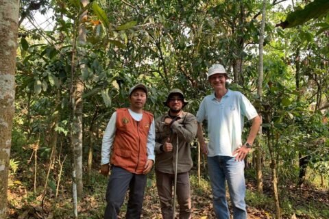 Dosen FBiTK Prof. Syahrul Kurniawan, SP., MP., Ph.D., dan Rizki Maulana Ishaq, SP., MP bersama dosen University of Goettingen,Prof. Dr. Edzo Veldkamp di hutan kopi