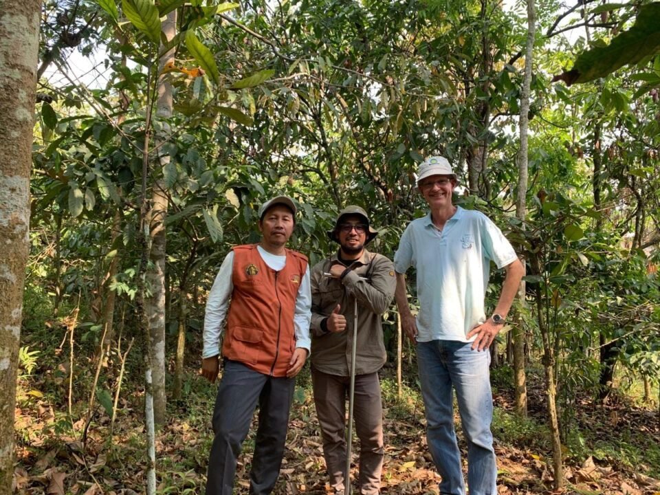 Dosen FBiTK Prof. Syahrul Kurniawan, SP., MP., Ph.D., dan Rizki Maulana Ishaq, SP., MP bersama dosen University of Goettingen,Prof. Dr. Edzo Veldkamp di hutan kopi