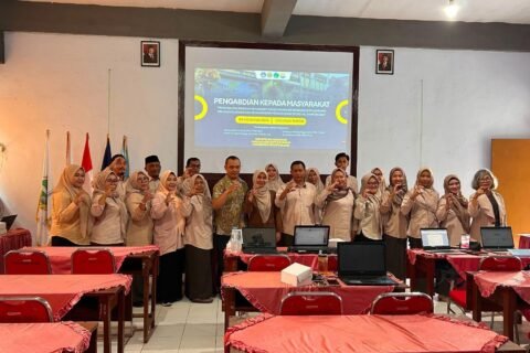 Tim pengabdian Departemen Akuntansi FEB UM berfoto bersama guru SMK PGRI Turen seusai pembukaan kegiatan PkM, Selasa (4/8/2026).