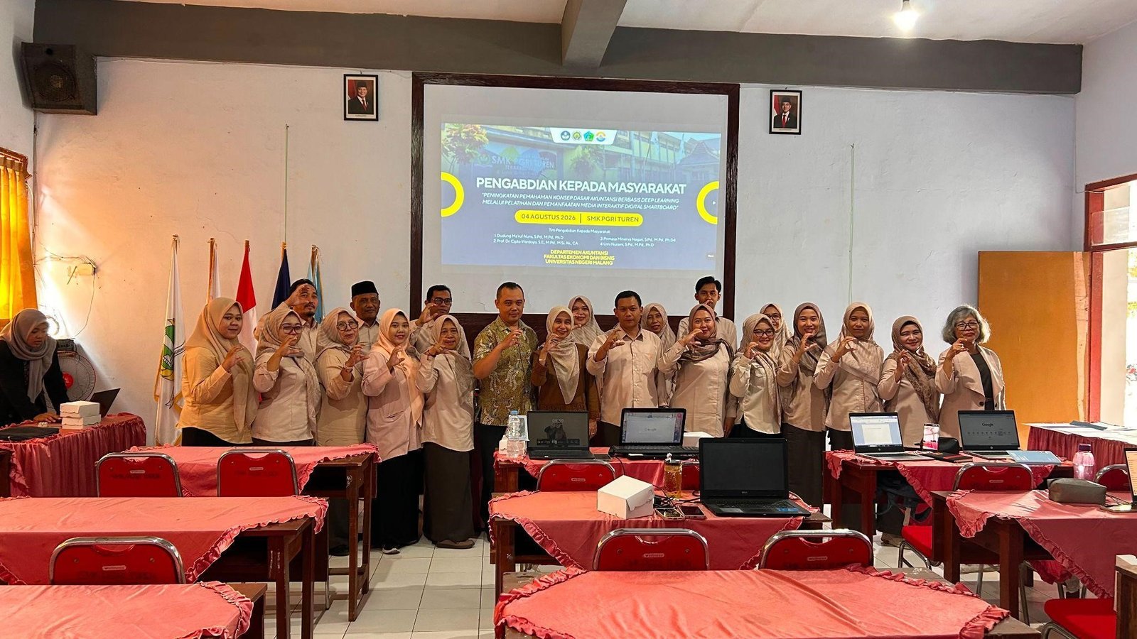 Dosen Akuntansi UM Melatih Guru SMK PGRI Turen Mengajar Akuntansi Lewat Smartboard Interaktif dan Deep Learning