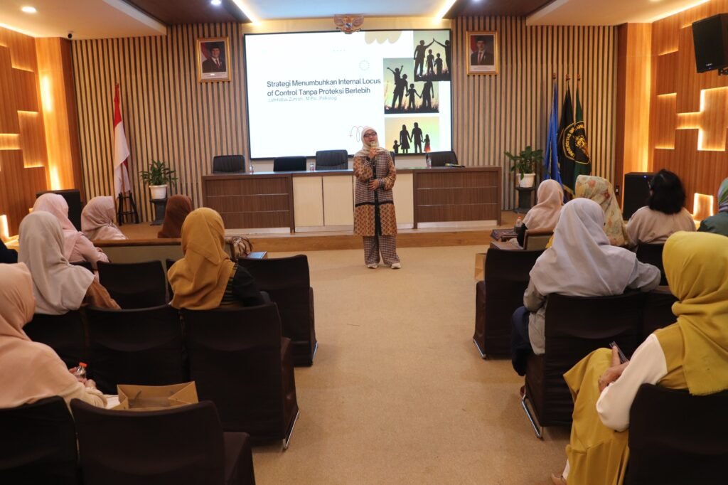 Suasana edukasi parenting DWP FBiPK UB di Ruang Pertemuan Gedung Sentral