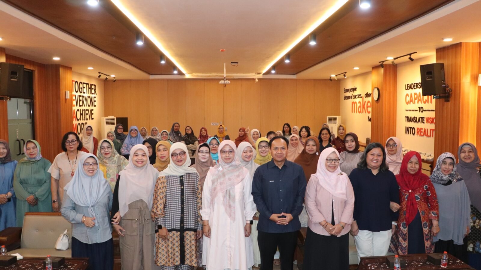 Sesi foto bersama pengurus dan anggota DWP FBiPK UB