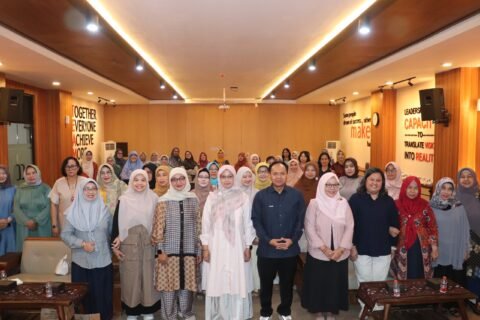 Sesi foto bersama pengurus dan anggota DWP FBiPK UB