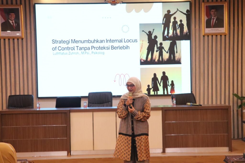 Narasumber Luthfiatuz Zuhroh saat memaparkan materi strategi parenting