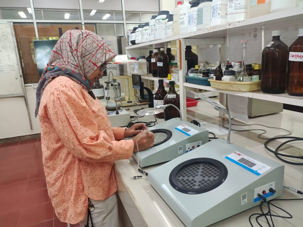 Suasana riset isolasi mikroba di laboratorium