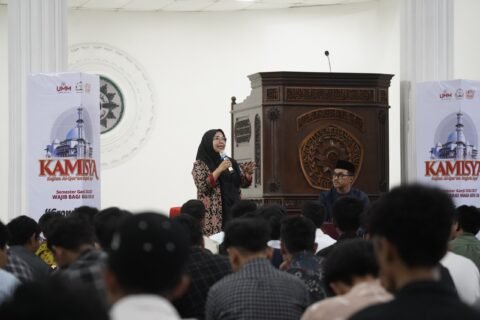 Dr. Dyah Worowirastri Ekowati saat memberikan materi adaptasi akademik kepada mahasiswa baru UMM di Masjid AR Fachruddin.