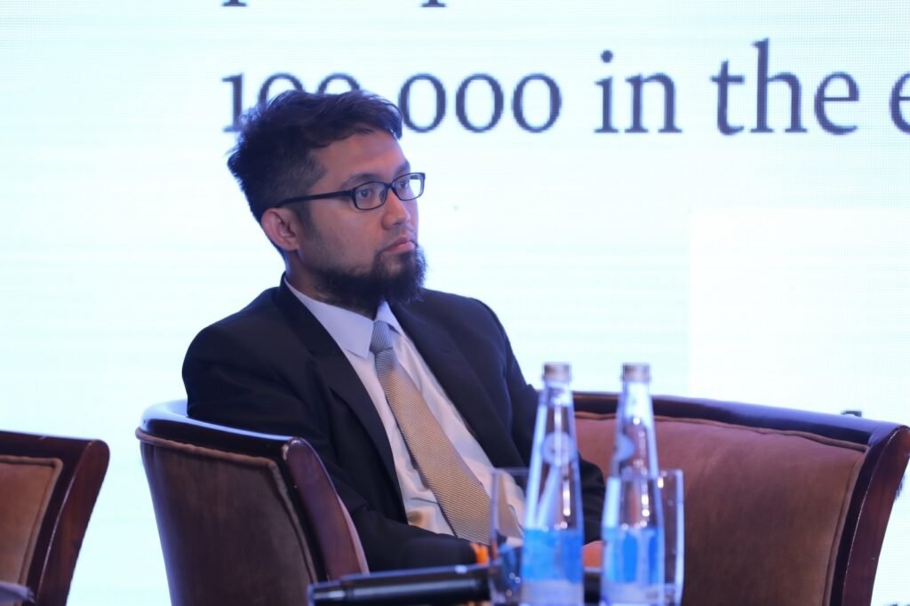 Dr. Sholahuddin Al Fatih menyimak diskusi panel mengenai perkembangan hukum dan tantangan pemanfaatan teknologi kecerdasan buatan dalam forum ilmiah internasional.