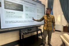 Dr. Sholahuddin Al Fatih memaparkan materi komparasi hukum dan urgensi konstitusi hijau di hadapan peserta perkuliahan di Tashkent State University of Law (TSUL).