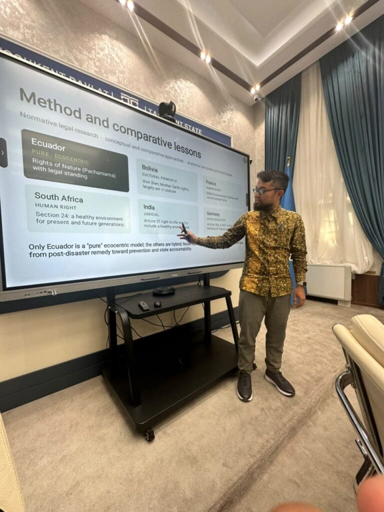Dr. Sholahuddin Al Fatih memaparkan materi komparasi hukum dan urgensi konstitusi hijau di hadapan peserta perkuliahan di Tashkent State University of Law (TSUL).