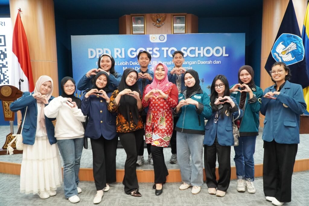Senator DPD RI Jatim Dr. Lia Istifhama berfoto bersama mahasiswa Unair usai kegiatan DPD Goes to School.