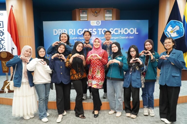 Senator DPD RI Jatim Dr. Lia Istifhama berfoto bersama mahasiswa Unair usai kegiatan DPD Goes to School.