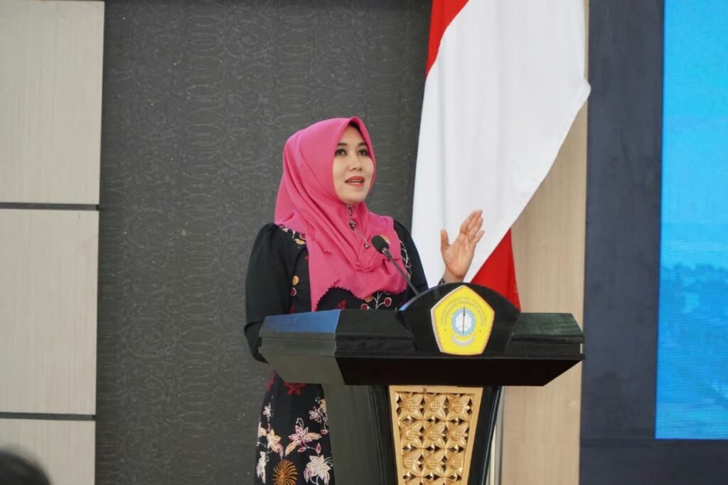 Dr. Lia Istifhama saat menyampaikan materi di atas podium UTM.