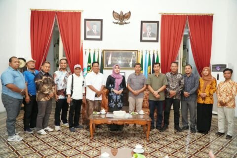 Senator DPD RI Lia Istifhama berfoto bersama jajaran Bakorwil I Madiun dan tokoh masyarakat.