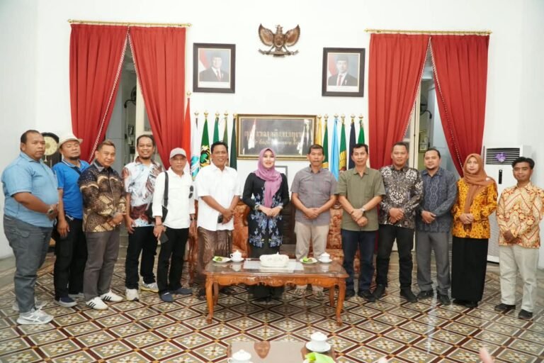 Senator DPD RI Lia Istifhama berfoto bersama jajaran Bakorwil I Madiun dan tokoh masyarakat.