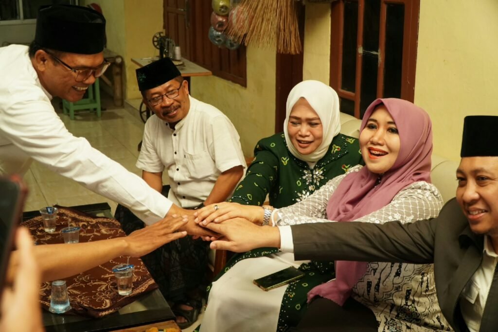 Ning Lia menyapa para santri sebelum melepas pemberangkatan kirab.