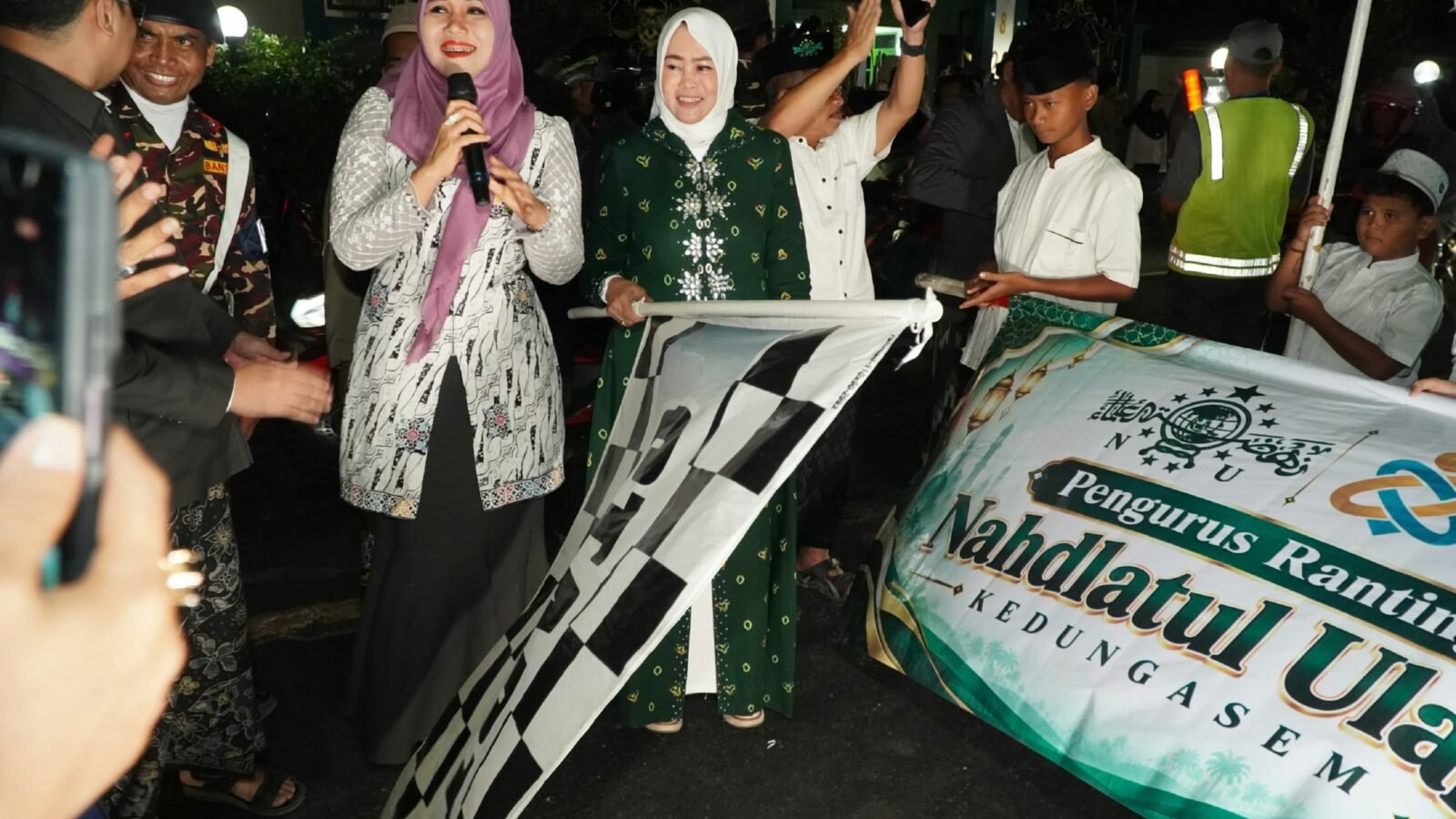 Senator Lia Istifhama saat bersiap mengibarkan bendera start.